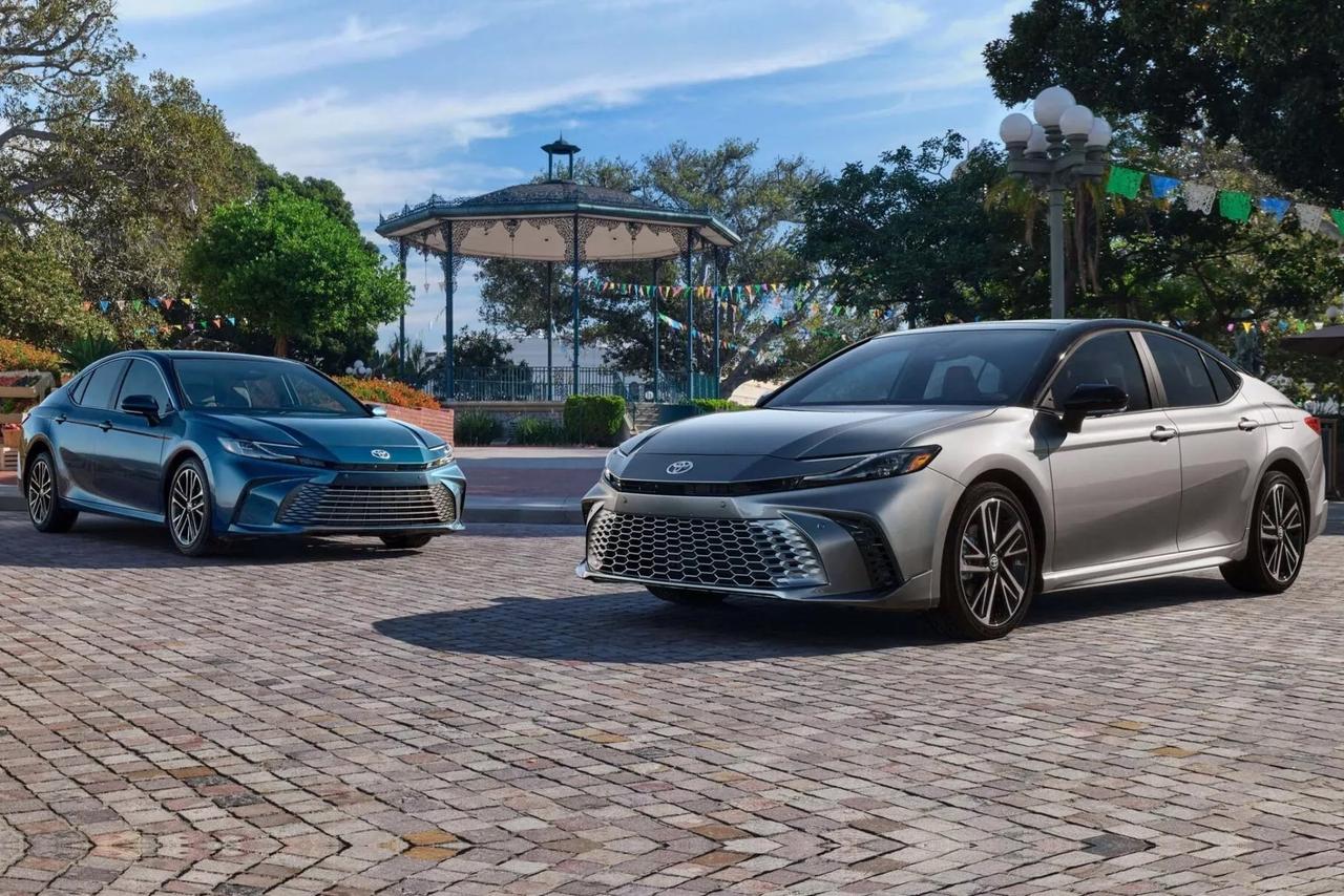 Новая Toyota Camry: два вида дизайна, передовой салон и один двигатель