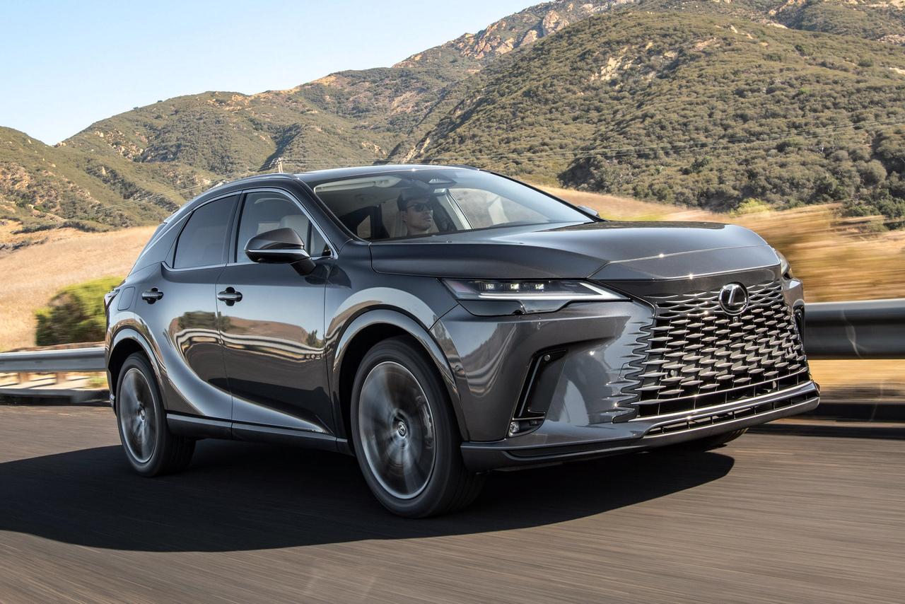 Новый Lexus RX: насколько консервативна базовая версия?