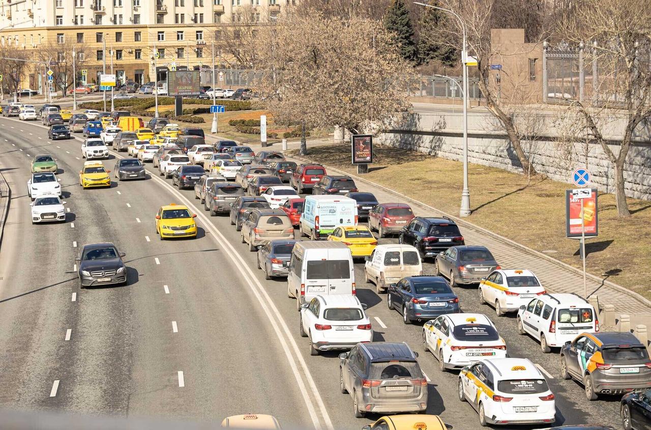 Весеннее движение на улицах Москвы