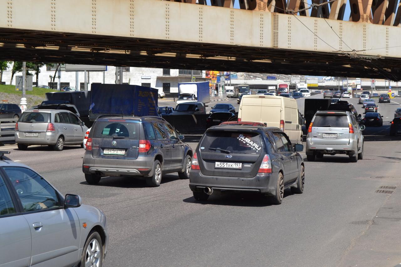 Автомобили на улицах Москвы
