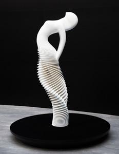 Фигура направления EQ (The experience of Progressive Luxury) получилась самой сложной. Силуэт как бы распадается на сечения, по которым фигуру можно было бы построить, используя компьютерное моделирование. И эти сечения вынесли из 3D-графики обратно в реальный мир. Создать вещественный объект такой формы намного легче с помощью 3D-принтера, чем инструментом скульптора.
