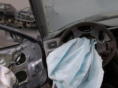 [14 смертей и взорвавшийся завод: почему подушки безопасности Takata начали убивать людей](https://motor.ru/stories/takataairbags.htm)