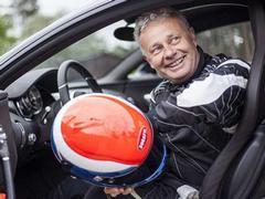 [«Я выбил шлемом боковое стекло» — тест-пилот Bugatti вспоминает, как разбился на гиперкаре Veyron](https://motor.ru/stories/veyroncarsh.htm)