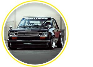Datsun 1600 частенько выбирают для тюнинга. Самый логичный и популярный стиль — JDM