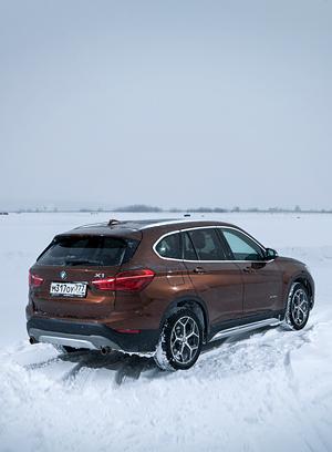 Межсервисный интервал у BMW X1 не фиксированный – о необходимости заехать на ТО сообщает бортовой компьютер. В среднем, это приходится делать каждые 12-15 тысяч километров, в зависимости от режима эксплуатации.