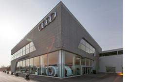 В России новые Audi A5 Coupe появятся в середине осени и будут в базе оснащаться ксеноном, задними светодиодными фонарями, MMI с 7-дюймовым дисплеем, Bluetooth и USB, а также кнопкой выбора режимов движения Audi drive select. A5 старого поколения сейчас распродаются по цене от 2 280 000 рублей до 3 845 000 рублей за S5.