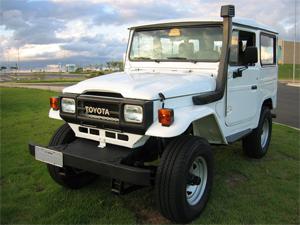 В Бразилии «сороковка» выпускалась под именем Toyota Bandeirante вообще до 2001 года, причем с 1968-го по 1994-й эти машины оснащались двигателями Mercedes-Benz! Но зачем надо было в последние годы жизни менять круглые фары на прямоугольные — загадка.