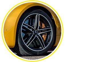 Свою лепту в радикальную разницу в сцеплении вносят и шины. У GT это Michelin Pilot Super Sport — по 19 дюймов спереди и сзади, 255/35 и 295/35 соответственно. У GT C — разновеликие Continental ContiSportContact6: 265/35 R19 спереди и 305/30 R20 сзади. Все составы — специально сваренные именно для этих машин.