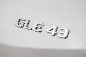 Базовый GLE 43 фактически пуст: галогенные фары, салон из ткани и кожзама, все в этом духе. «Добить» комплектацию до уровня XT5 вполне реально: за крутую отделку придется отдать от 200 до 400 тысяч, за пакет вспомогательной электроники — еще примерно 300 тысяч, 250 за топовую мультимедийку, 100 за вентиляцию сидений, 166 за панорамную крышу, 60 за проекционный дисплей… В общем, картину вы примерно поняли.