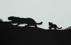 В  «Ягуаре» E-Pace называют «Cub» – котенок. А в подтверждение этого на лобовом стекле есть пасхальное яйцо – большая и маленькая кошка.