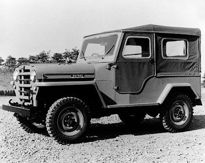 Nissan Patrol 4W60
%Первый автомобиль Nissan с полным приводом -- Patrol 4W60 1951 года выпуска. Даже по фотографии видно, что Patrol был создан на основе американского «Виллиса» (Willys MB и Ford GPW). Однако "Патруль" получился крупнее: японцы решили устанавливать на него большой (3,7 литра) и довольно мощный (85 лошадиных сил) двигатель NT85 от грузовика, момент от которого передавался на четыре ведущих колеса посредством трех- или четырехступенчатой коробки передач и «раздатки». Колесная база Nissan 4W60 составляла 2,2 метра, он был длиннее «Виллиса» на 30 сантиметров и на 16 сантиметров шире. Полная масса выросла до 1500 килограммов, а грузоподъемность -- до 360 килограммов.