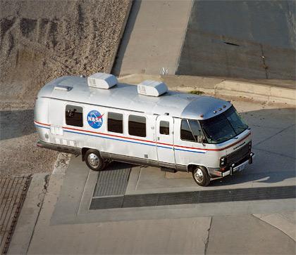Astrovan
%Сложно сказать, на каком транспортном средстве первые американские космонавты приезжали к своим кораблям -- точно известно лишь то, что с 1984 года для этих целей стали использовать модифицированный автодом Astrovan, производства компании Airstream. На его борту каждый экипаж преодолевает расстояние до стартовой платформы и обратно. И даже несмотря на это, ежегодно Astrovan накатывает не более 1600 километров.