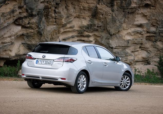 Дизайн маленького гибрида Lexus с первого взгляда не воспринимается цельным - он несколько  агрессивен спереди, современен сзади, а вот припухлая задняя стойка кузова и сложная форма боковой линии остекления выбиваются из общего стиля.