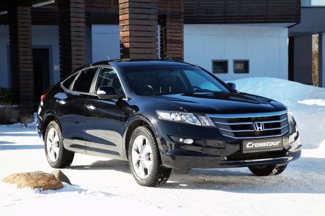 Honda Crosstour привлекает внимание за счет необычного, но в то же время очень интересного дизайна. Если в передней части автомобиля преобладают острые углы, четкие линии и резкие грани, то корма "Кросстура", наоборот, выполнена в более спокойном и округлом стиле. Многие элементы внешнего оформления позаимствованы у американской версии седана Honda Accord, который и стал прародителем новой модели.