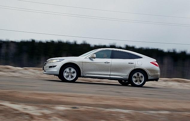 Настройки шасси Honda Crosstour имеют легко узнаваемые американские корни. Легкая раскачка на волнах, недостаточно острый руль и довольно комфортная подвеска, неплохо справляющаяся с российскими дорогами. Впрочем, по сравнению с обычными кроссоверами схожих габаритов, новинка от Honda едет достойно.