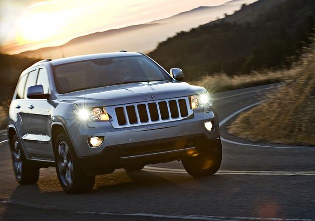 В напряженных поворотах "Джип" стабилен и спокоен. Для внедорожника у Grand Cherokee высокий запас устойчивости на асфальте – крены на виражах и при резких перестроениях не пугают, а система стабилизации на Grand Cherokee полностью не отключается. Ее можно на время "усыпить", но как только электроника посчитает ситуацию опасной, то тут же вмешается в управление автомобилем. Поэтому при переборе со скоростью в предельных режимах замечаешь лишь небольшой снос под легкое повизгивание покрышек.

Мы поездили на "Гранде" по закрытой площадке, но все наши провокации на сброс и добавление газа в повороте или резкие действия рулем оказались тщетными. Автомобиль не проваливается  в занос и боком под тягой на асфальте не поедет. Да и ни к чему внедорожнику такие шалости. А вот интенсивное замедление на неровной дороге заставляет посильнее схватиться за руль – машина норовит вильнуть в сторону, особенно если под колесами находится асфальт с продавленной колеей.