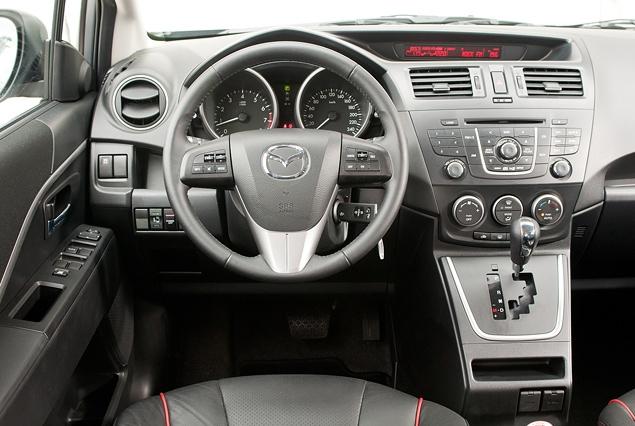 Салон -- сборник цитат из современных моделей Mazda. Руль от "трешки", приборка -- от шестерки, а вот центральная консоль -- основательно переработанный вариант от модели предыдущего поколения.