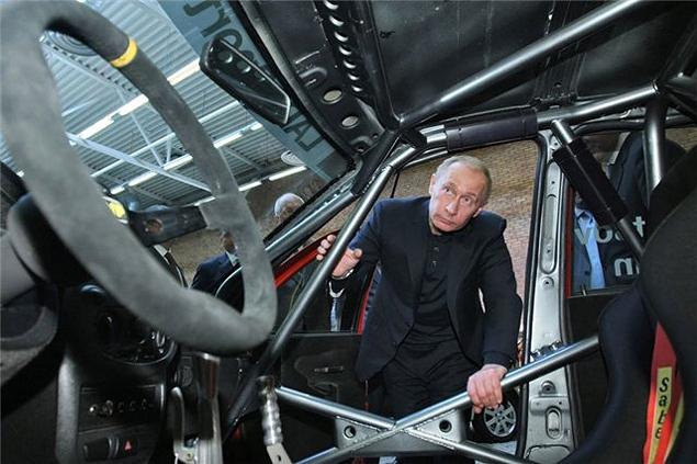 Владимир Путин поддерживал крупнейший российский автозавод на протяжении всего кризиса: приезжал на "АвтоВАЗ" лично и даже устроил пробег по России на желтой Lada Kalina Sport.