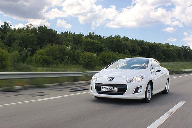 Обновленные машины семейства Peugeot 308 стали легче приблизительно на 25 килограммов и в стандарте получили 16-дюймовые шины со сниженным сопротивлением качению. Немного улучшилась и аэродинамика автомобиля, за счет измененной формы сечения решетки переднего воздухозаборника, а также щитков, установленных под днищем автомобиля.