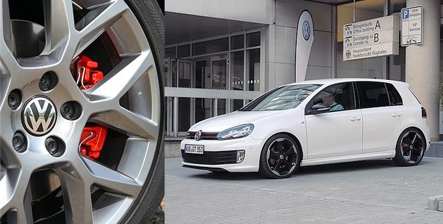 В стандарте VW Golf GTI 35 комплектуется 18-дюймовыми дисками с шинами размерности 235/40. Но можно заказать и 19-ые колеса вот такого «хипового» черно-белого дизайна с резиной 225/35. Тормозные диски спереди вентилируемые, диаметром 312 миллиметров, сзади обычные -- 272 миллиметра.