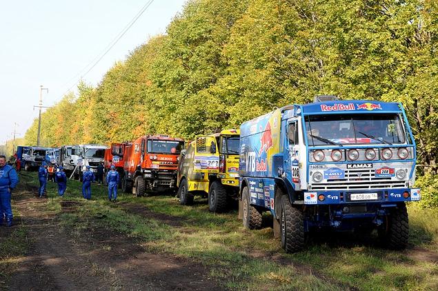В грузовом зачете на старт "Шелкового пути" выйдут шесть российских и один казахский экипаж на "КАМАЗах". Команда "КАМАЗ-Мастер" исторически отказывается от сотрудничества с иностранными пилотами, сознательно ограничиваясь гонщиками из стран СНГ. Впрочем, в гонке будут русскоязычные экипажи и на чужой технике. Например, трио Запорщенко, Гагарина и Вихренко поедут в ралли-рейде на белорусском "МАЗе", а два экипажа под руководством Якова Мехтиева и Сергея Киселева предпочли "КАМАЗам" немецкий MAN.