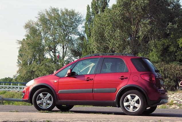 У полноприводных версий SX4 за счет новых пружин и амортизаторов дорожный просвет увеличен на 15 миллиметров (с 175 до 190 миллиметров) и уменьшена передняя колея -- на 5 миллиметров (с 1500 до 1495 миллиметров), а настройки подвески стала более жесткой и упругой.