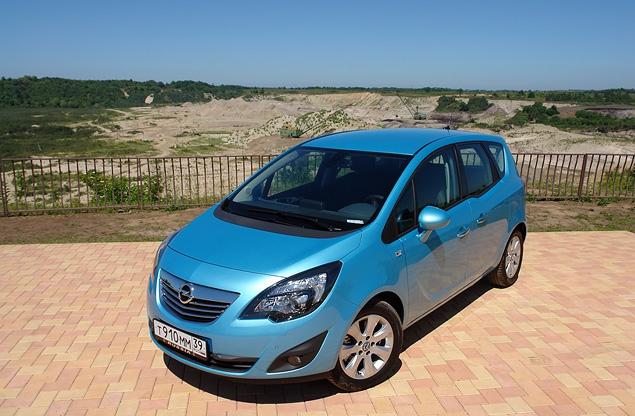 Дизайн Opel Meriva выполнен в современном «опелевском» ключе: «орлиный взор», хромированная решетка радиатора, ставшие уже привычными выштамповки по бокам. Но самая запоминающаяся черта, безусловно, это причудливый изгиб подоконной линии в районе задних дверей.