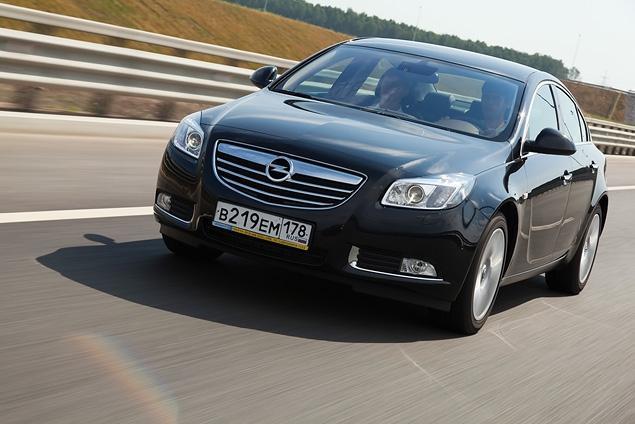 Пакет Business Edition для Insignia -- это что-то вроде «Особой серии» для Mercedes-Benz -- специальная комплектация, в которой оборудование подобрано с учетом запросов клиентов. В автомобиле есть практически все, чего ждет большинство покупателей от машины такого класса: датчики света и дождя, противотуманные фары, наружные зеркала с электроприводом, обогревом и фотоэлементами, датчик давления в шинах, электромеханический стояночный тормоз, передние и задние парктроники, кожаный салон, электрорегулировка водительского кресла, двухзонный климат-контроль, биксеноновые адаптивные фары, радионавигационный комплекс автомагнитола CD 500 NAVI с цветным дисплеем и семью динамиками, Bluetooth, USB- и AUX-выходами. Для этой версии не предлагается каких-либо опций, клиент может выбрать лишь цвет кузова или приобрести дополнительные аксессуары.
