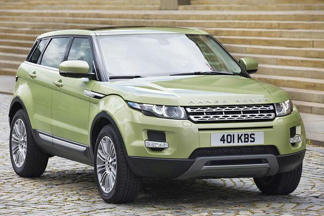 Дизайн для Range Rover Evoque -- вещь первостепенная. Это тот случай, когда все технологические процессы были подчинены внешнему виду. Здесь бал правил шеф-дизайнер Джерри МакГоверн, а главный конструктор Дэвид Митчелл, как и все остальные инженеры, был вынужден пойти на многие уступки художникам, чтобы воплотить в серийном автомобиле стилистические задумки концепта LRX в максимально возможном объеме.