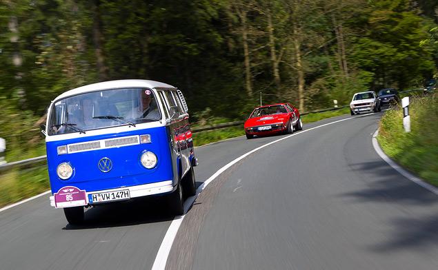 На дистанции VW Transporter Bully в расцветке футбольного клуба Шальке-04. За ним едет Ferrari Dino 308 под номером 87, а чуть дальше и мы на Golf GTI с числом 88 на борту.
