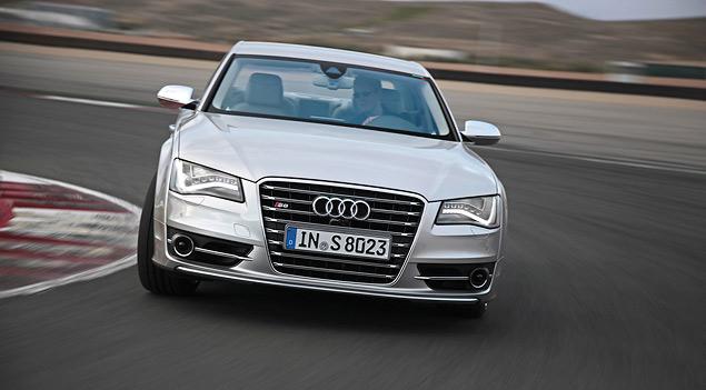 Спортивный дифференциал Audi поставляется для S8 в стандартной комплектации. На треке он показал себя с лучшей стороны. Без него, скорее всего, S8 уезжала бы наружу еще стремительнее и неотвратимее. Безусловно, он помогает заправить тяжелую машину в поворот, но помощь его ощущается не так сильно, как, скажем, на RS5 или А6.
