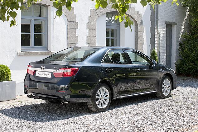 В профиль новинка очень похожа на предшественницу. А вот спереди и сзади разница наиболее заметна: «лицо» совсем другое, более строгое и солидное, а задние фонари вписались в крышку багажника весьма удачно. Хрома стало больше, но колеса по-прежнему «несерьезного» для этого класса диаметра -16 или 17 дюймов.