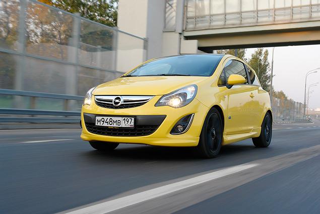 Corsa на шоссе чувствует себя не очень уютно. На обгон после 100 километров в час она выходит неохотно. Но с другой стороны, набрав крейсерские 120-130 километров в час, чувствуешь себя вполне уверенно, а шумоизоляция позволяет говорить, не повышая голоса.