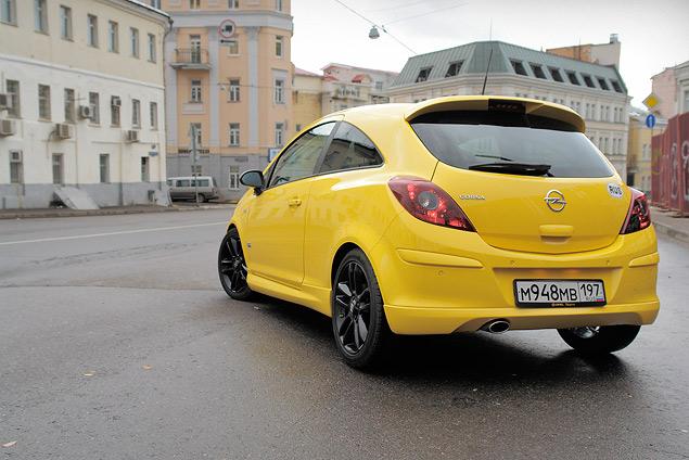 Opel Corsa на историческом месте Москвы -- площади с неофициальным названием «Пять углов», образованной пересечением Подколокольного, Хитровского, Певческого и Петропавловского переулков. Название это -- как и уникальность места -- было вполне оправдано вплоть до недавнего времени, пока не решено было снести одно из образующих «пятиугольность» зданий (забор справа).
