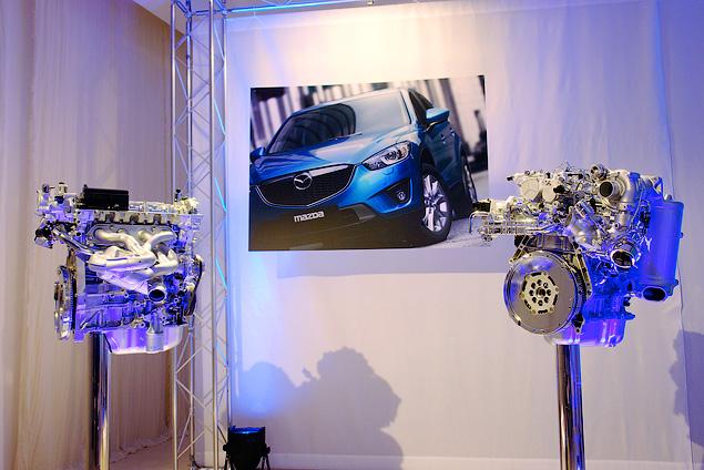 Два новых двигателя Mazda -- два сгустка современных высоких технологий. Самая яркая их особенность -- нехарактерная как для бензинового атмосферника (очень высокая), так и для турбодизеля (очень низкая) степень сжатия 14:1. «Маздовцы» говорят, что число получилось одинаковым совершенно случайно.

Оба мотора -- сплошь положительны. Меньшая масса, снижены потери на трение, улучшена экономичность, соответствие Euro VI, скромный расход топлива (около 4,5 литра в смешанном цикле у дизеля и около 6,5 у бензинового двигателя). Помимо этого, СХ-5 может оснащаться системой i-Stop, выключающей двигатель на остановках. Здесь она тоже необычная: глушит бензиновый мотор на такте воспламенения рабочего хода, а дизельный -- на такте сжатия, обеспечивая тем самым оптимальное положение поршня и коленвала для последующего быстрого запуска. Действительно, старт происходит очень быстро, незаметно и почти без участия стартера.
