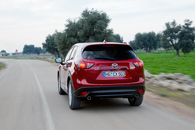Рано пока говорить окончательно о ездовых манерах новой Mazda CX-5, но рулится кроссовер очень недурно. А в сочетании с короткоходной «механикой», бойким мотором и отзывчивой напольной педалью газа вполне может оказаться одним из самых увлекательных паркетников на рынке.