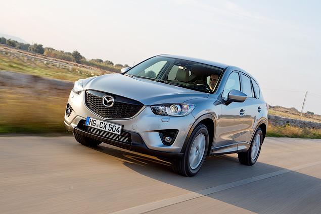 Подвеска СХ-5 работает намного тише, чем на любой другой модели Mazda. С мелкими неровностями лучше справляется подвеска бензиновой версии, а дизелю лучше даются скоростные повороты.