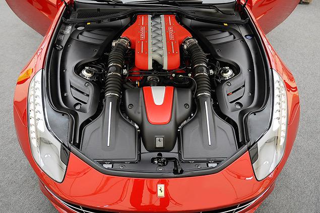 «Сердце» Ferrari Four -- 6,3‑литровый V-образный 12-циллиндровый мотор с углом развала цилиндров в 65 градусов. Степень сжатия -- 12,3:1. Очень "короткий" двигатель -- ход поршня всего 75,2 миллиметра, а его диаметр -- 94 миллиметра. В результате: 660 сил и 683 Нм момента, 500 из которых доступны уже на холостых оборотах. Оснащается системой "стоп-старт", поэтому расход относительно невысок (15,4 литров на 100 км), а выбросы CO2 -- 360 грамм на километр пробега (на 25 процентов меньше по сравнению с предыдущими V12).