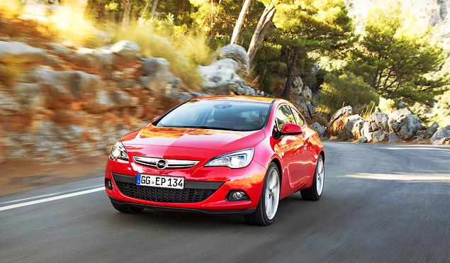 Рулевое управление на Astra GTC стало еще более чутким и информативным, а усилие на «баранке» нарастает вполне ожидаемо и соизмеримо условиям движения. При «горячем» старте с места или пробуксовке колеса в повороте -- никакого подруливания или резкого нарастания усилия.