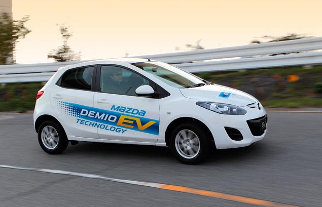 Зарядка от бытовой электросети с напряжением 240 вольт у Mazda2 EV занимает около восьми часов. Но всего за 40 минут батарея подзаряжается примерно на треть -- то есть, можно добавить к запасу хода еще 50-60 километров.