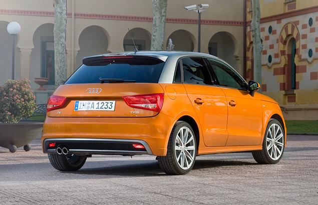 О том, что сзади A1 Sportback теперь в чем-то напоминает маленький кроссовер, говорят даже сами дизайнеры. И правда: широко расставленные колеса, короткий задний свес и более вертикальная пятая дверь делают хэтчбек похожим на вседорожники.