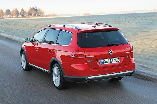 Alltrack, как и любой другой современный "Пассат", умеет следить за дорожной разметкой. Причем он не только позволяет чуть отпускать руль в повороте, самостоятельно удерживая правильную траекторию, но еще и мешает пересекать линию разметки, если не был включен поворотник, заставляя руль "упираться". Рулевое колесо из рук он не вырывает, но усилие создает ощутимое.