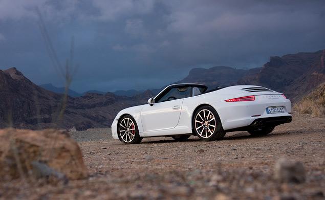 Базовый кабриолет Carrera с 350-сильным мотором – очень неплох. Но «эСка» ощутимо "злее" и способна подарить больше эмоций. Причем, брать лучше версию с PDK: механика хоть и работает идеально, но «робот» все равно быстрее.