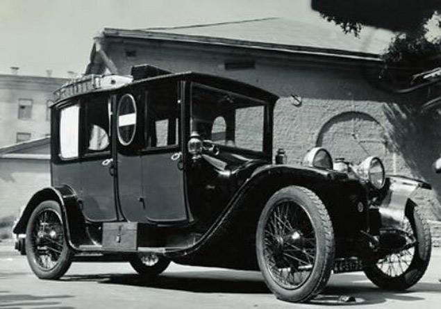 Автомобиль «Тюрка-Мэри – 28» 1915 года выпуска, был сделан французскими мастерами вручную. Шикарный темно-зеленый автомобиль имел закрытый кузов, а его четырехцилиндровый мотор выдавал 50 лошадиных сил. Однако пользоваться комфортным пространством заднего салона Ленин не стал, и ездил рядом с шофером. Почему он поступал так – неясно. Может, хотел подчеркнуть свою демократичность, а может просто любил смотреть на дорогу. (Фото пользователя snortonx с сайта drive2.ru)