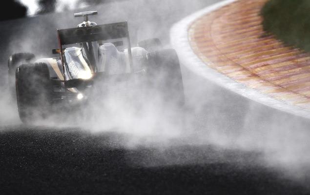 В дебютной квалификации за Lotus Renault GP Сенна стал седьмым, но продолжения не последовало. Лишь один финиш в очках за восемь гонок
