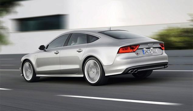 Audi S6 и S7 очень любят пологие скоростные виражи, а вот "затычные" повороты им даются с неохотой: несмотря на смещенный в базу легкий мотор и работу активного заднего дифференциала традиционная для "Ауди" недостаточная поворачиваемость все равно ощущается.