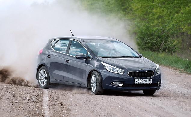 Под сброс газа Kia cee’d охотно проваливается в занос, и мягкая задняя подвеска этому только способствует. Но с включенной системой стабилизации попытки уйти в занос пресекаются довольно оперативно, а отключить ESP можно лишь на скоростях до 60 километров в час.