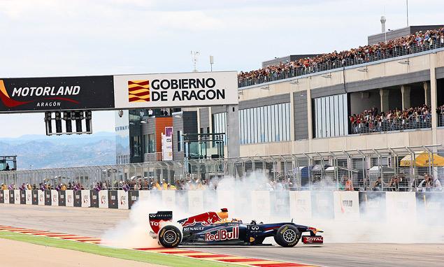 Демонстрационные заезды болида Red Bull -- неотъемлемая часть уикендов Мировой серии Renault 2012 года, но на отечественном этапе болельщики увидят сразу два автомобиля Формулы-1: за руль Caterham сядет Виталий Петров. К привычным развлечениям для зрителей прибавятся концерты: в 17:30 в субботу, 14 июля, на территории автодрома выступит музыкальная группа "Моральный кодекс", а на следующий день в 16:35 можно будет послушать коллектив "Город 312".