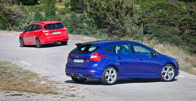 У Ford Focus ST есть одно важное преимущество перед конкурентами - его можно заказать версию с кузовом "универсал". Едет "сарай" ничуть не хуже "хэтча", зато практичности в нем еще больше: 1500 литров свободного места при сложенных задних сиденьях. Раньше в России продавался "заряженный" универсал Skoda Octavia RS, однако теперь Focus ST окажется единственным автомобилем в классе, доступным с этим типом кузова.