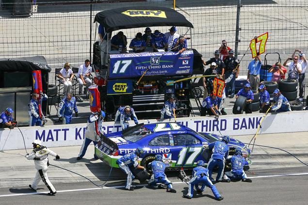 Пит-стопы в NASCAR в среднем занимают по 13-15 секунд -- с учетом того, что в большинстве случаев гонщики предпочитают менять по два колеса. Над каждой покрышкой работают по два человека, причем механикам приходится последовательно крепить четыре гайки. В Формуле-1 достаточно одной. Чтобы ускорить процесс, в Sprint Cup гайки мажут специальным клеем.

После того, как команда обслужила правую сторону машины, механики могут обежать корпус автомобиля и заняться левой стороной -- параллельная смена четырех колес в NASCAR запрещена.